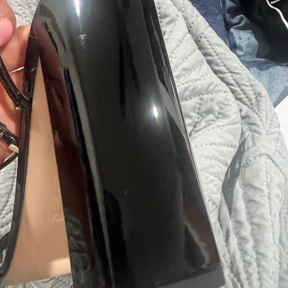 Fendi Women's Black and Gold Sandals - Picture 5 of 10